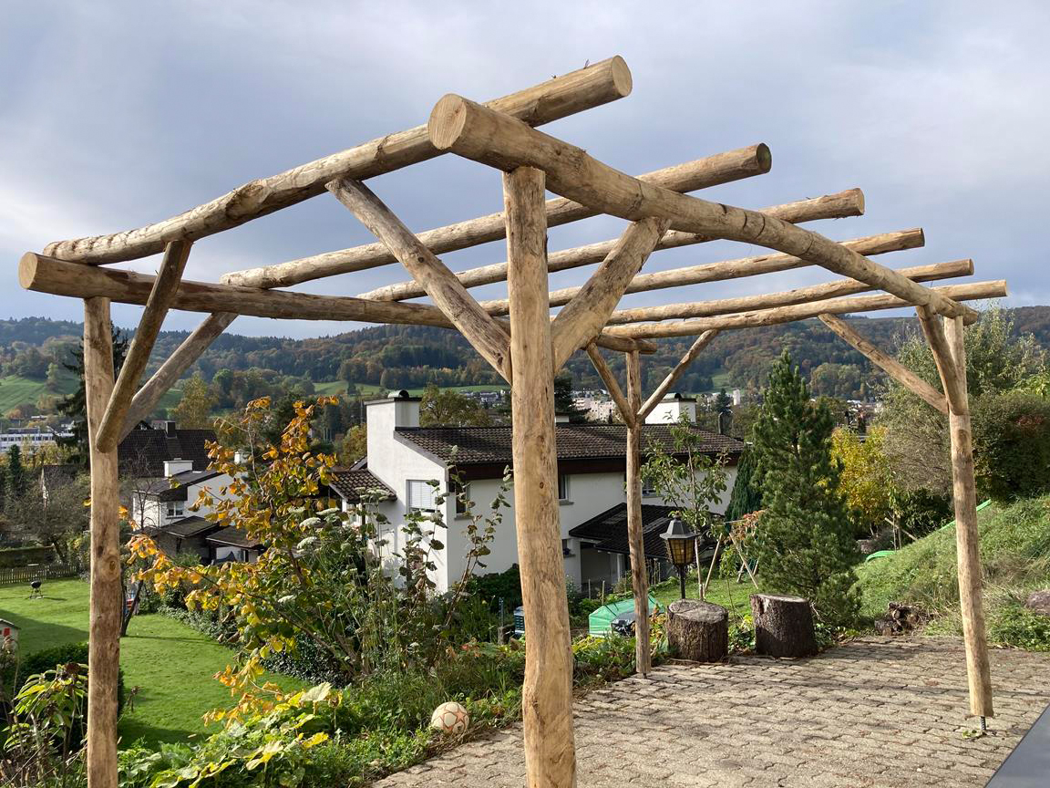 Pergola aus Rundholz im Garten
