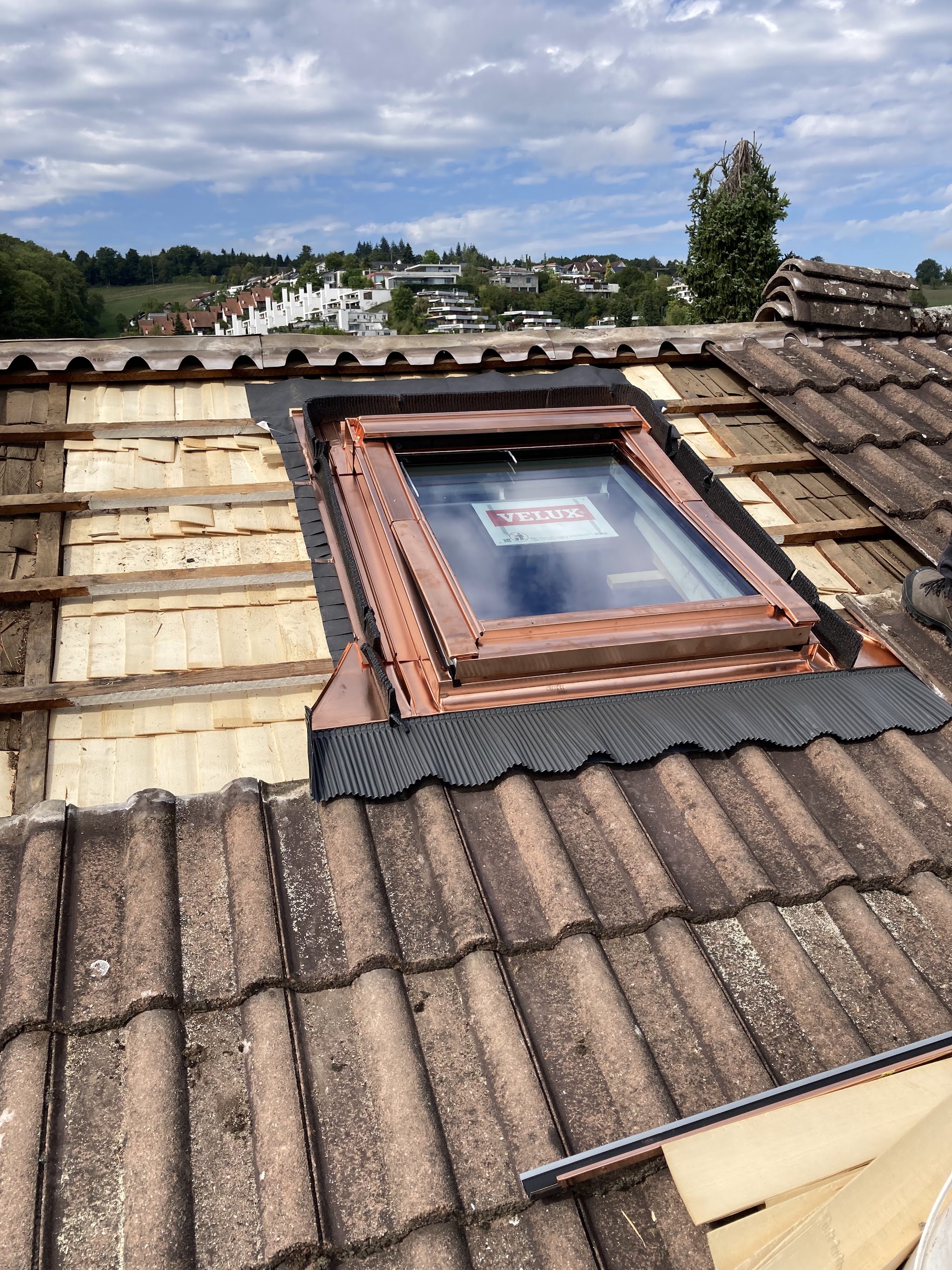 Dachfenster im Einbau im Ziegeldach