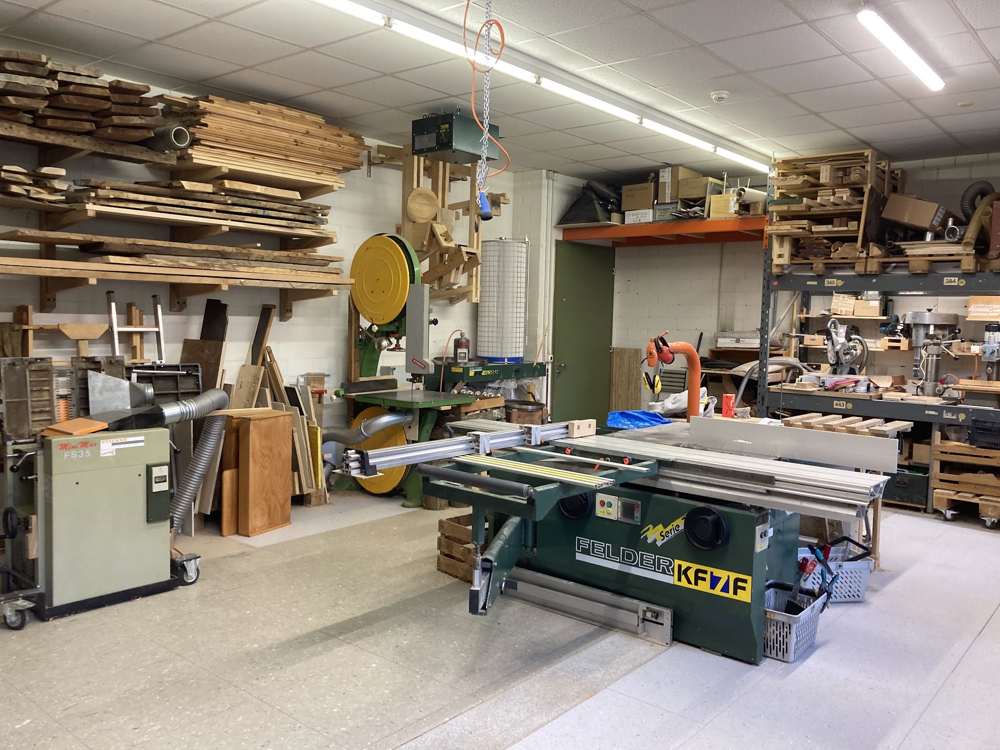Werkstatt mit Formatkreissäge und Holzlager