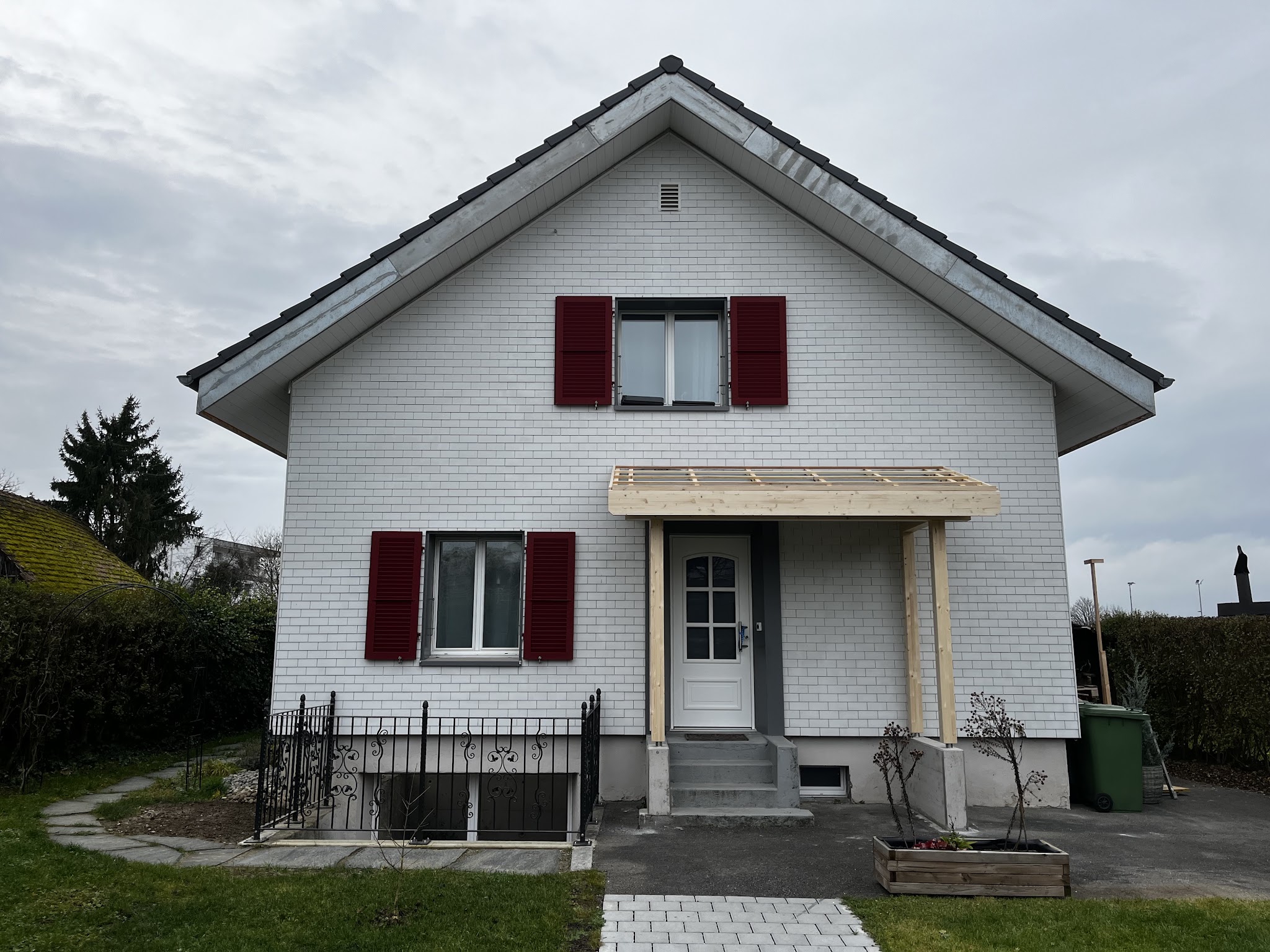 Einfamilienhaus mit neu gebautem Vordach über dem Hauseingang