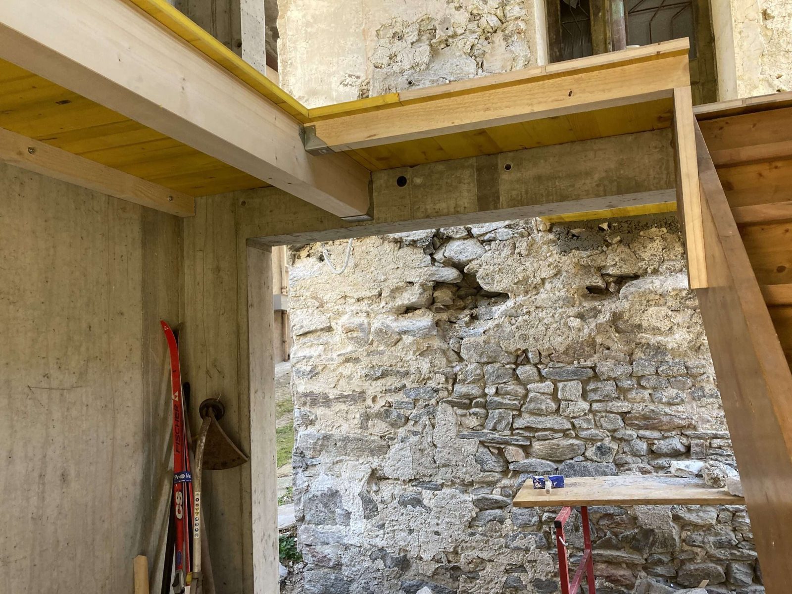 Balkenlage in einem Betonturm