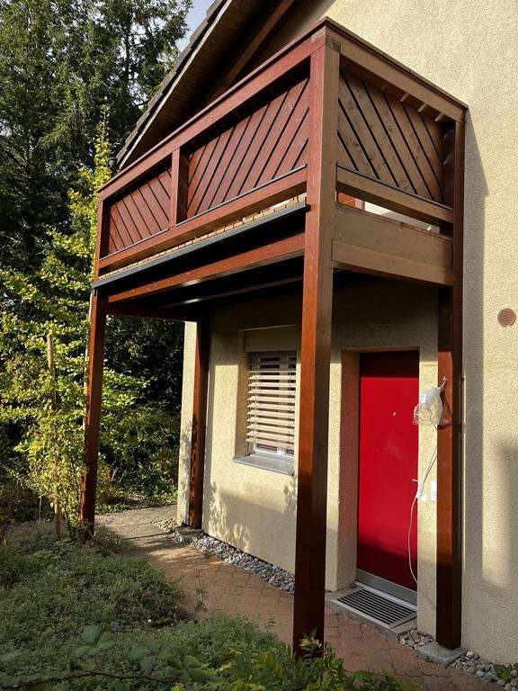 Balkonnachbau aus Holz an einem Wohnhaus