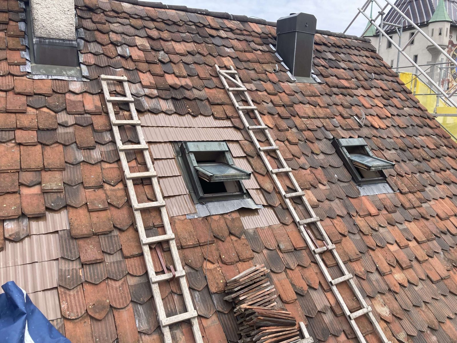 Dachfensteraustausch auf einem Ziegeldach mit Leitern