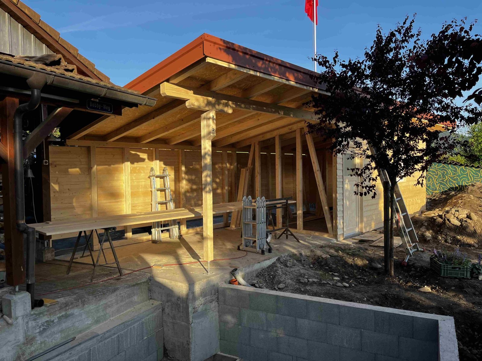 Gartenhaus in Holzkonstruktion im Bau
