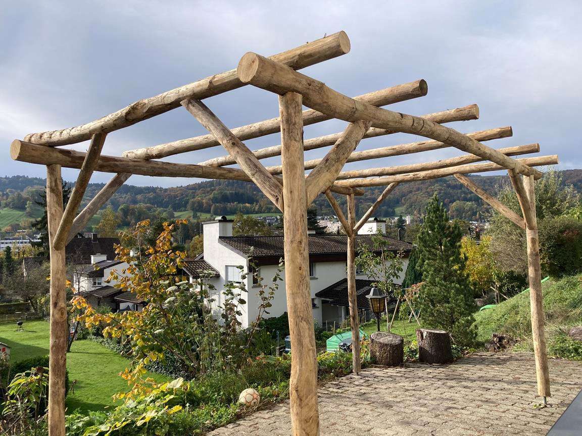 Pergola aus Kastanienholz im Garten