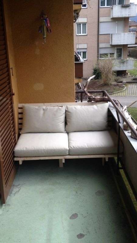Lounge auf einem Balkon mit Holzrost