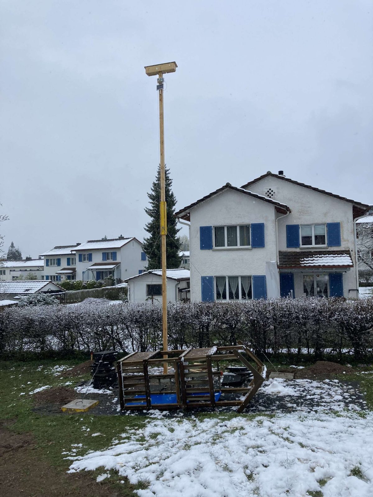 Notnistkästen für Mauersegler auf einem hohen Pfahl
