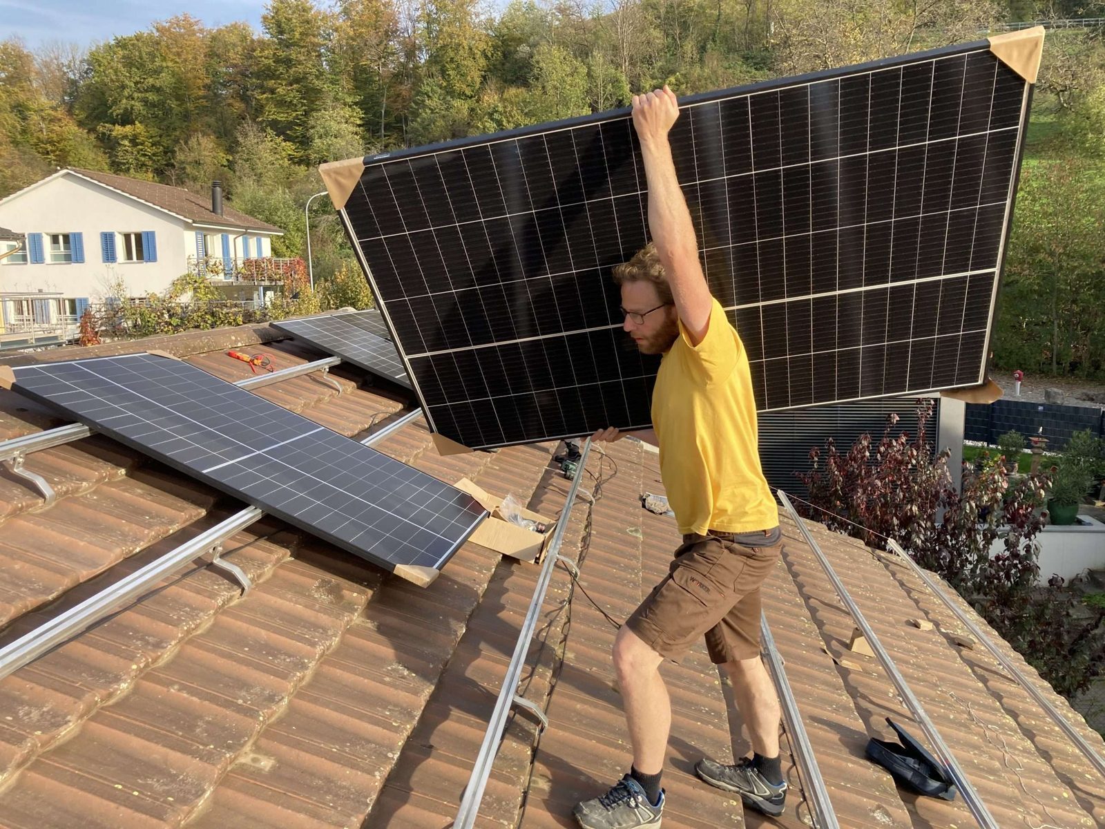 Montage von PV-Modulen auf einem Ziegeldach
