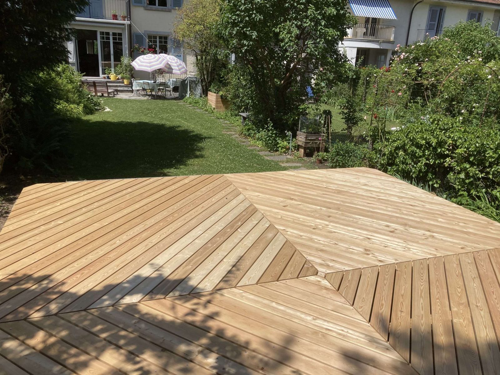 Rautenförmiger Holzrost auf einer Poolabdeckung