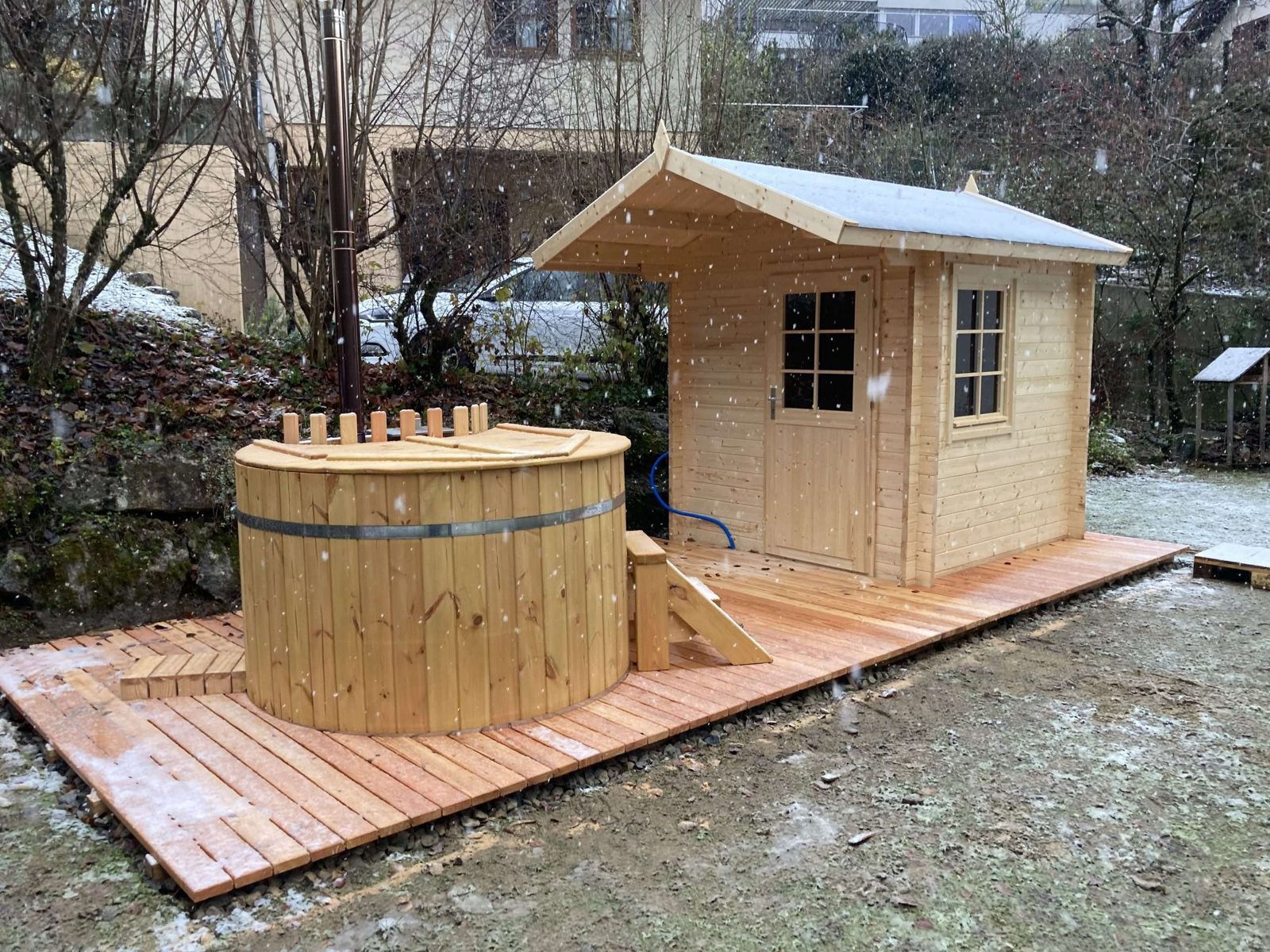 Sauna mit Hotpot auf einem Lärchenrost