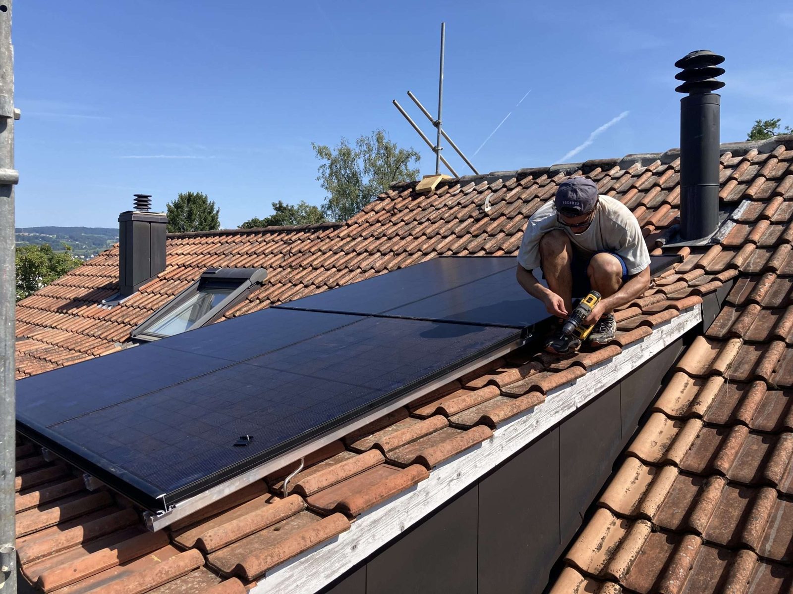 Montage einer Solaranlage auf einem Ziegeldach