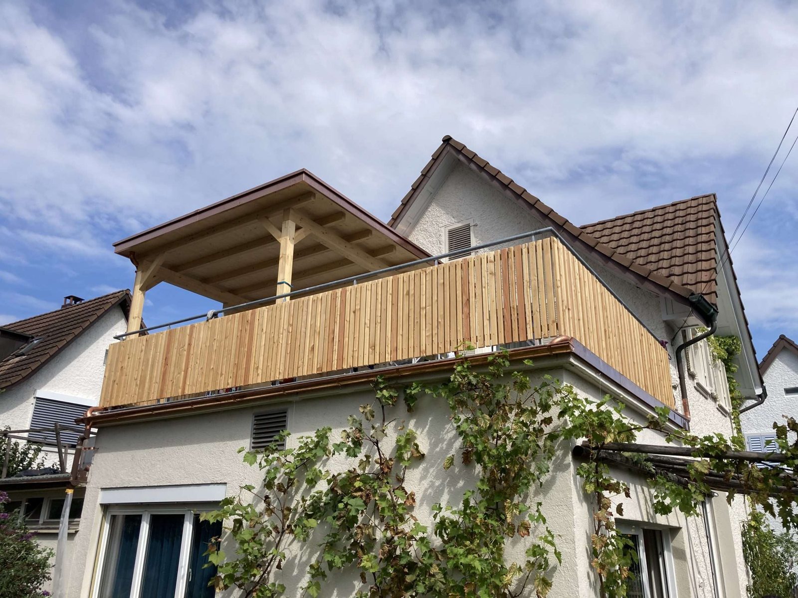 Sonnendach mit Lärchenzaun am Balkon
