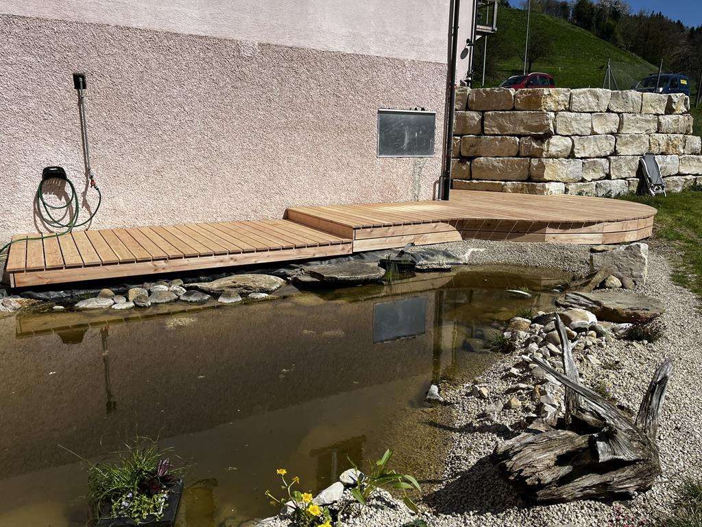 Sonnenterrasse aus Holz am Teich