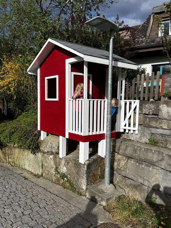 Rotes Spielhaus aus Holz