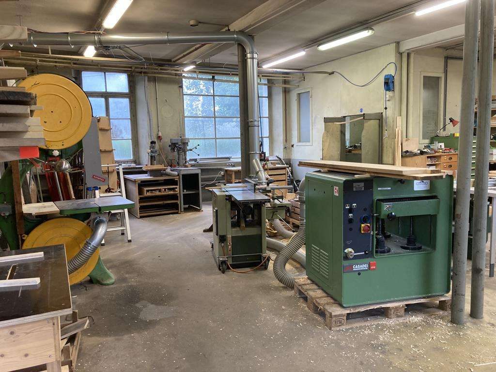 Werkstatt mit Holzlager